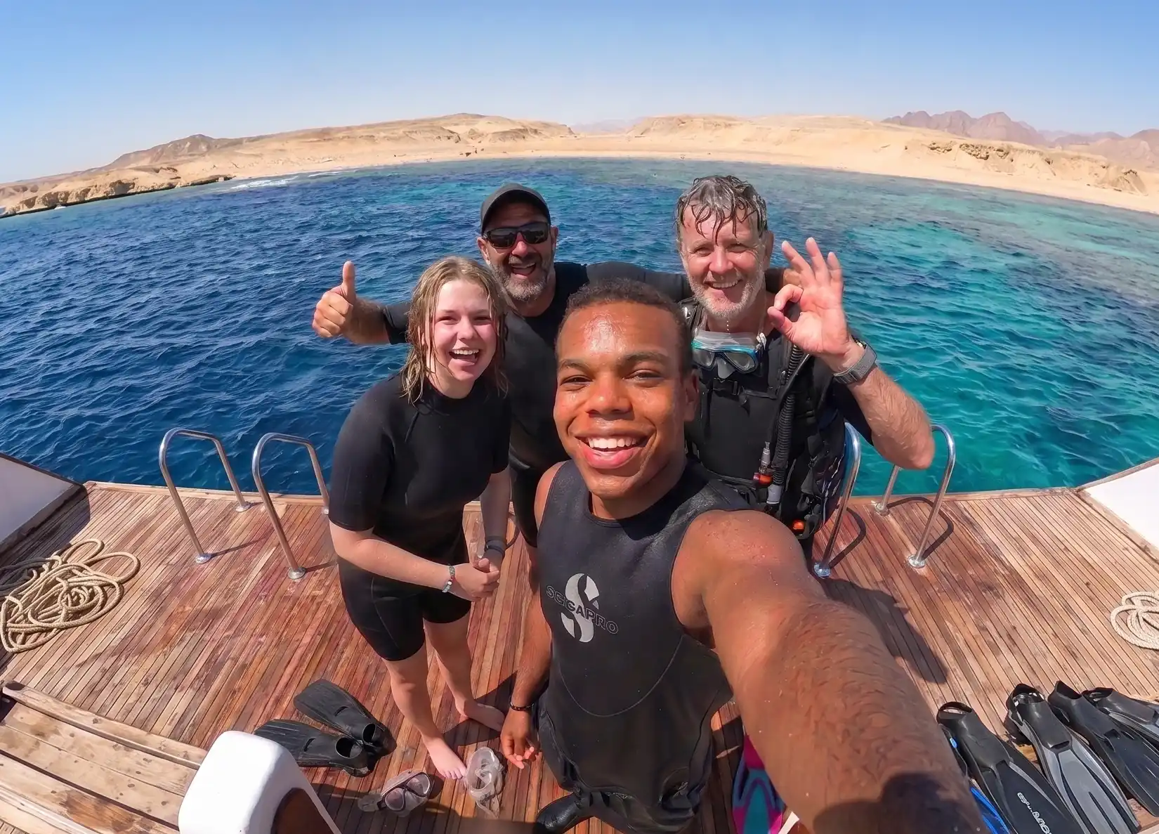 DiveRED divers together on the boat